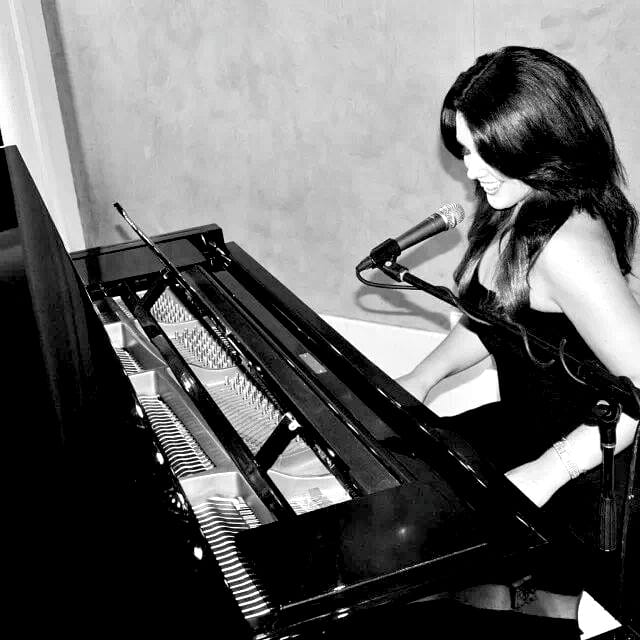 Dubai-Female-Singer-Pianist