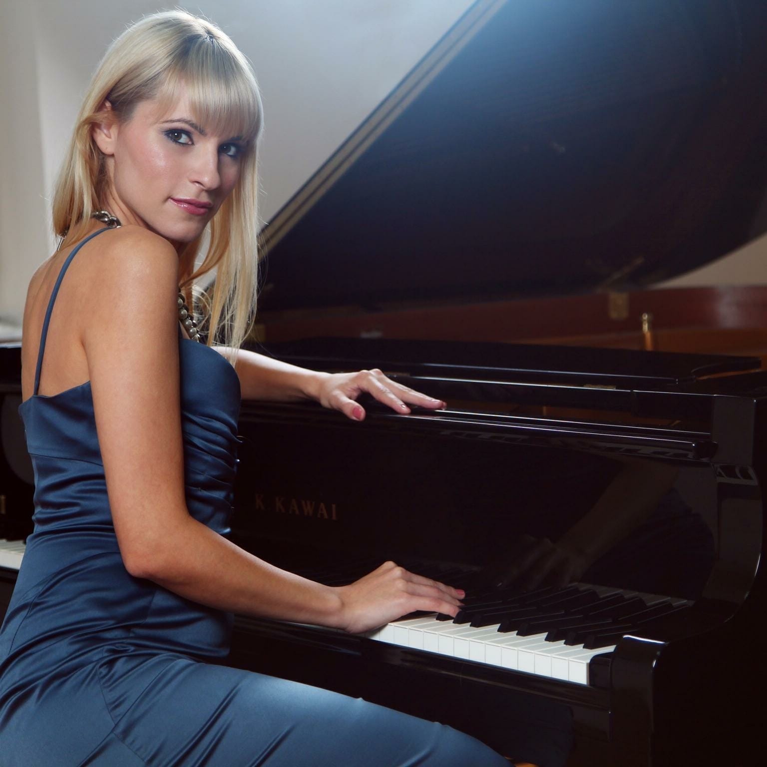 Female Jazz Singer Pianist Dubai 